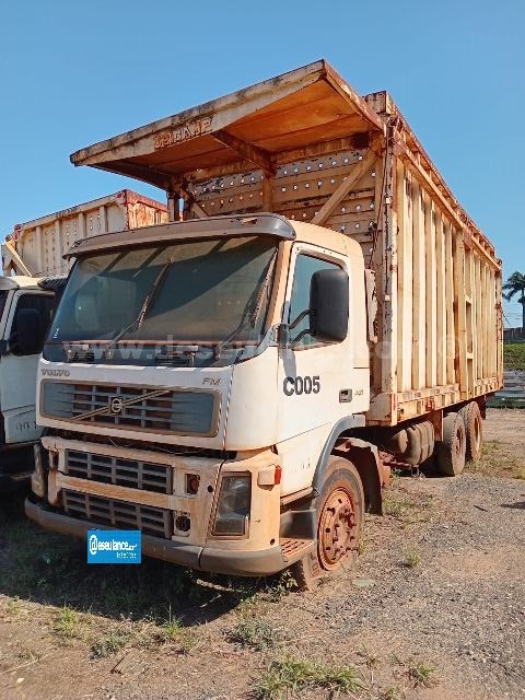 02/24109 - CAMINHÃO CANAVIERO VOLVO/ FM 440, 6X4 R TIPO CARGA, ANO 07