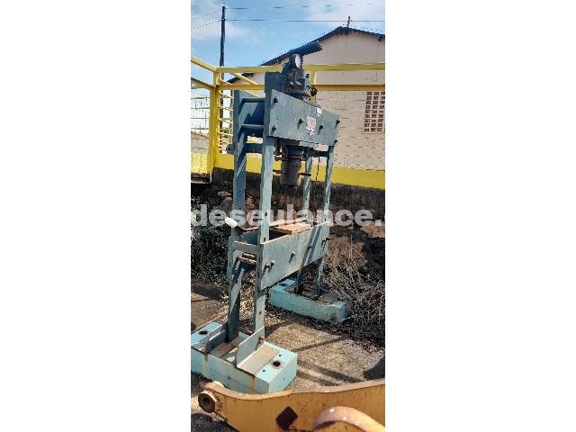 201/25137 - PRENSA HIDRÁULICA M/EVA, CAPAC. 60 TON. (RV 930)