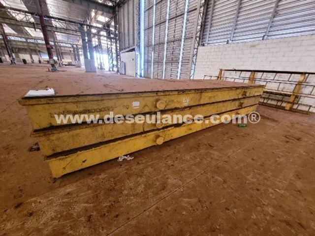 124/25141 - 03 MESAS DE TRAÇADO EM AÇO CARBONO E 01 CAVALETE METÁLICO