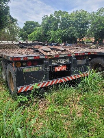 13/26043 - SEMIRREBOQUE 3 EIXOS TIPO PRANCHA PORTA CONTAINER M/RANDON 